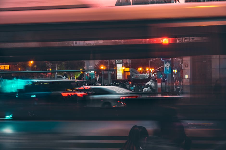 Geschwindigkeitsbegrenzung beim Autofahren mit Anhänger außerorts