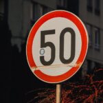 Geschwindigkeitsbegrenzung für Pkw und Anhänger auf öffentlichen Straßen